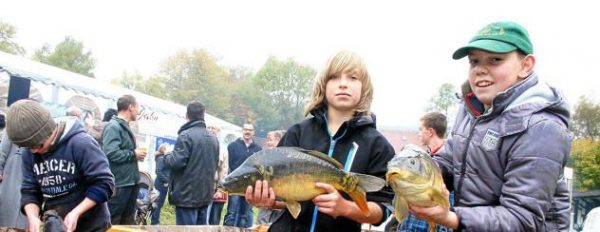 Hannes Herpich, Valentin Drechsel und Tim Pammler (v. l.), der Nachwuchs im Fischereiverein Goldene Aue, können es. Der Verein will auch beim Festwagen von „Greiz erleben“ zum Park- und Schlossfest mitmachen. Archivfoto: Katja Grieser